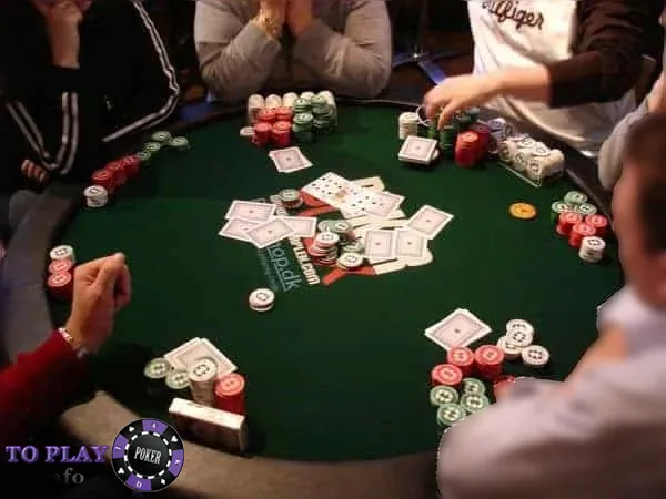 Poker table with multiple players and chips – beginners poker strategy tip